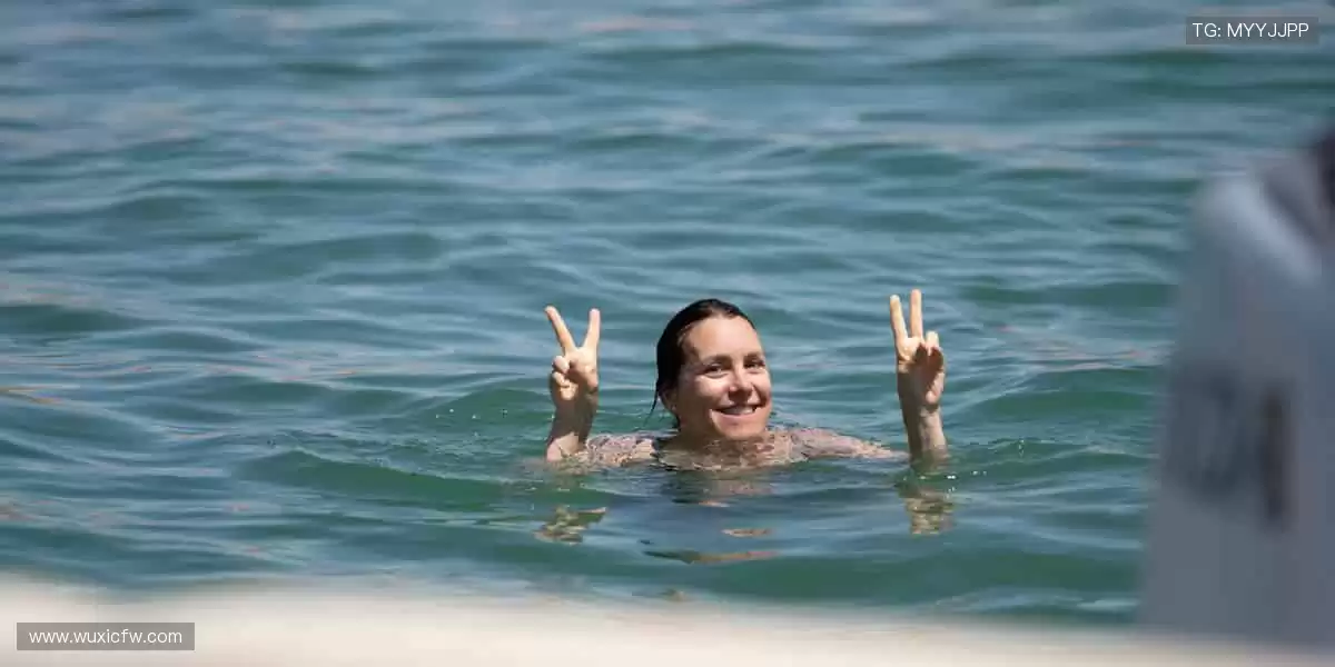 「弹幕互动 + 专家解读，边看边聊才是观赛标配！💬加入直播间，一起嗨翻天！」